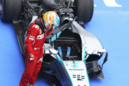 Alonso-da-espiadinha-em-Mercedes-e-RBR-e-diz--Ferrari-precisa-melhorar-