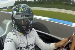 Ao-volante-de-carro-que-Fangio-guiou,-Rosberg-faz-selfie-em-Hockenheim