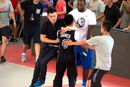 Apos-acompanhar-Copa,-LeBron-James-causa-euforia-na-China