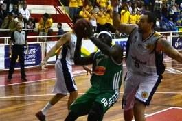 Caio-Torres-e-Jefferson-comemoram-reabilitacao-do-Sao-Jose-no-NBB