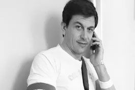 Chefe-da-Mercedes-se-quebra-todo-de-bicicleta-e-e-alvo-de-piada-do-time