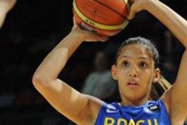 Chegada-do-tecnico-da-Selecao-Brasileira-anima-meninas-do-Sao-Jose