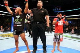 Curtinhas-com-lesao-no-joelho,-Dodson-so-volta-a-lutar-em-2015