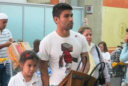 Eduardo-da-Silva-chega-ao-Rio-e-avisa-Seria-dificil-dizer-nao-ao-Flamengo