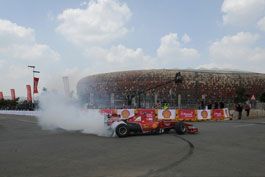 Ferrari-faz-exibicao-ao-redor-de-palco-da-decisao-da-ultima-Copa-do-Mundo