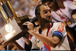Goias-entra-na-briga-com-Vitoria-para-contar-com-meia-Danilo,-do-Corinthians