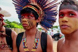Indios-tietam-alemaes-em-vespera-de-adeus-e-dao-cocar-para-Thomas-Muller
