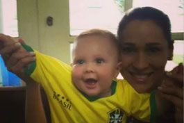 Jaque-veste-filho-Arthur-com-a-10-de-Neymar,-que-faz-dois-gols-na-estreia