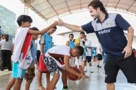 Jogadores-do-NBB-promovem-clinica-de-basquete-em-projeto-social