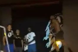 LeBron-tira-roupa,-joga-para-multidao-e-leva-publico-ao-delirio-em-Taiwan