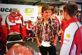 Na-Italia,-Fernando-Alonso-tieta-idolos-da-Motovelocidade-Espetacular--