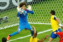 Titular-as-vesperas-da-Copa,-Ochoa-se-valoriza-apos-queda-e-busca-novo-time