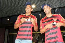 Torcedor-do-Sport-faz-festa-para-receber-novos-idolos-no-aeroporto