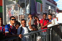 Tricolores-viram-a-noite-em-fila-na-Fonte-Nova-para-a-compra-de-ingressos