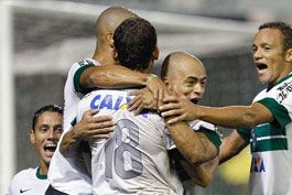 Ze-Love-marca,-Coxa-vira-e-vence-o-Operario-PR-no-Couto-Pereira-2-a-1